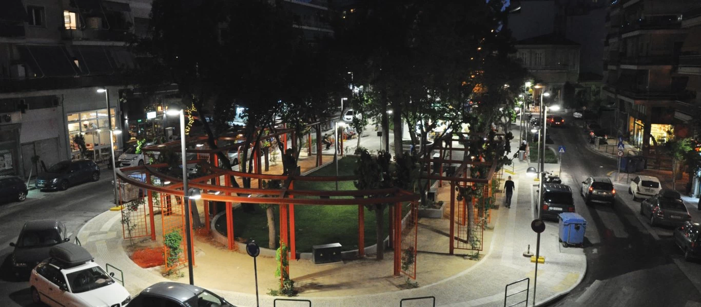 Ο συνωστισμός στην πλατεία Βαρνάβα τη μετέτρεψε σε... σκουπιδότοπο (βίντεο)